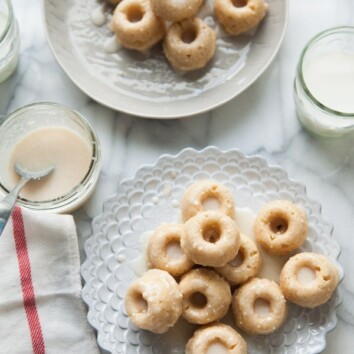 Mini Buttermilk Pumpkin Pie Spice Donuts from thelittlekiitchen.com