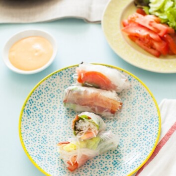 Bacon, Lettuce & Tomato (BLT) Spring Rolls with Sriracha Mayo Dipping Sauce from thelittlekiitchen.com