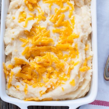 Cheesy Mashed Potatoes from thelittlekiitchen.com