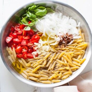 One Pot Linguine Pasta with Tomato & Basil from thelittlekiitchen.com