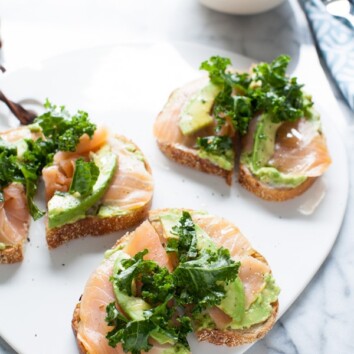 This toast is so simple yet amazing...because of the addition of smoked salmon! Avocado Toast with Smoked Salmon and Kale from thelittlekiitchen.com