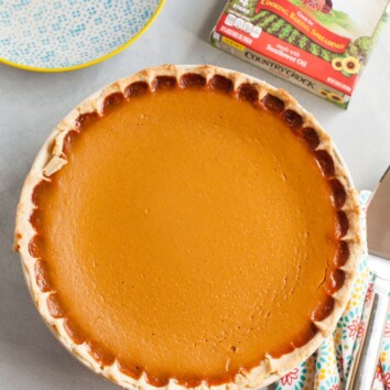 Easy Pumpkin Pie from thelittlekiitchen.com