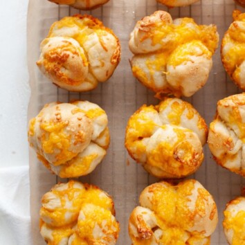 Cheddar Cheese Cloverleaf Rolls from thelittlekiitchen.com